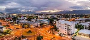 une vue aérienne sur une ville avec une rue dans l'établissement Rydges Esplanade Resort Cairns, à Cairns