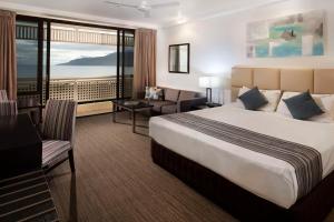 Postel nebo postele na pokoji v ubytování Rydges Esplanade Resort Cairns