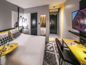 TV a/nebo společenská místnost v ubytování Ibis Styles Clermont-Ferrand République