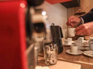Příslušenství pro přípravu čaje a kávy v ubytování Ibis Styles Clermont-Ferrand République