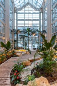 um grande edifício de vidro com árvores e plantas nele em Radisson Blu Royal Garden Hotel, Trondheim em Trondheim