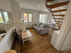 Et opholdsområde på Duplex con Terraza en Mogro