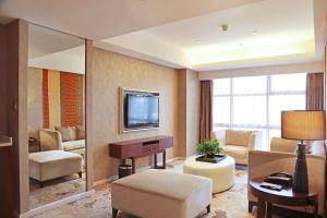 Uma TV ou centro de entretenimento em Radisson Blu Hotel Liuzhou
