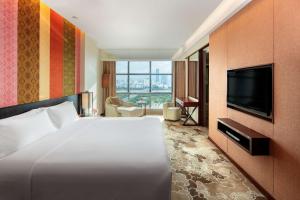 Uma TV ou centro de entretenimento em Radisson Blu Hotel Liuzhou