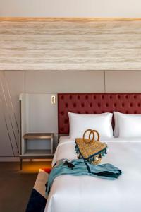 Postel nebo postele na pokoji v ubytování Hyatt Centric Jumeirah Dubai