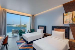Postel nebo postele na pokoji v ubytování Hyatt Centric Jumeirah Dubai