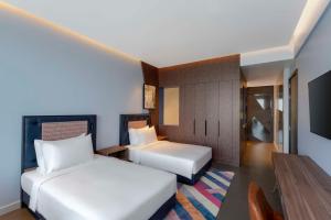 Postel nebo postele na pokoji v ubytování Hyatt Centric Jumeirah Dubai