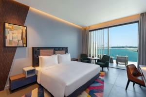 Postel nebo postele na pokoji v ubytování Hyatt Centric Jumeirah Dubai
