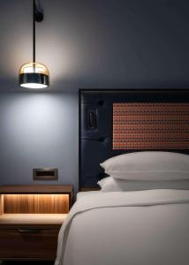 Postel nebo postele na pokoji v ubytování Hyatt Centric Jumeirah Dubai