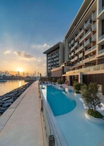 Hyatt Centric Jumeirah Dubai في دبي: اطلالة على مبنى مع مسبح