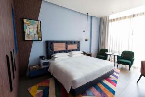 Postel nebo postele na pokoji v ubytování Hyatt Centric Jumeirah Dubai