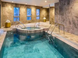 un ampio bagno con vasca idromassaggio al centro di Le Saint Gervais Hotel & Spa Handwritten Collection a Saint-Gervais-les-Bains