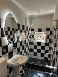 Koupelna v ubytování 89 rooms + 15 fotografií