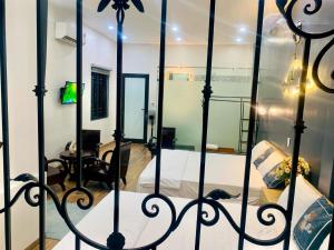 Schlafzimmer mit einem Bett und einem Spiegel in der Unterkunft Êm Home 3 Phòng Ngủ in Hue