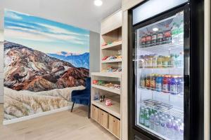 um frigorífico cheio de bebidas num quarto com montanhas em Clarion Pointe Ridgecrest near China Lake Naval Station em Ridgecrest