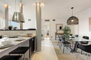 een keuken en eetkamer met een tafel en stoelen bij Click&Flat Luxury Tetuan in Barcelona