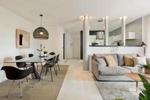 een woonkamer en eetkamer met een bank en een tafel bij Click&Flat Luxury Tetuan in Barcelona