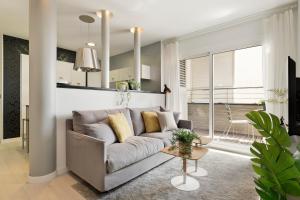 een woonkamer met een bank en een tafel bij Click&Flat Luxury Tetuan in Barcelona