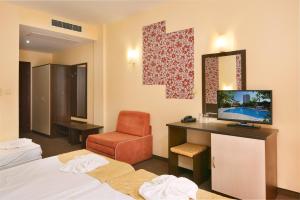 Habitación de hotel con cama, escritorio y silla en Yavor Palace Hotel - All Inclusive, en Sunny Beach