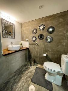 y baño con aseo blanco y lavamanos. en Casa da Fonte Grande, en Belmonte