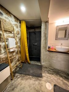 y baño con ducha y lavamanos. en Casa da Fonte Grande, en Belmonte
