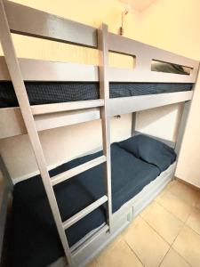 Dormitorio con literas en habitación compartida en Apparemment Vue Mer - 6 personnes - Golfe de Saint Tropez, en Grimaud