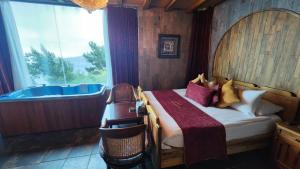 1 dormitorio con cama y ventana con bañera en Bay Lodge Boutique Hotel, en Jounieh