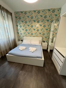 a bedroom with a bed with two towels on it at Fiorini - Rooms in Rome