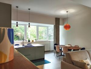 a kitchen and living room with a table and chairs at A casa di Twiggy in Bologna