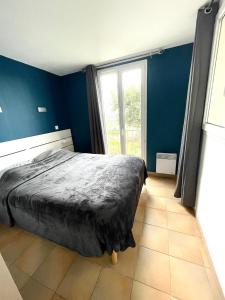 1 dormitorio con cama y ventana grande en Apparemment Vue Mer - 6 personnes - Golfe de Saint Tropez, en Grimaud