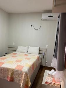 una camera con letto e condizionatore d'aria di Pousada Morro do Frota a Pirenópolis
