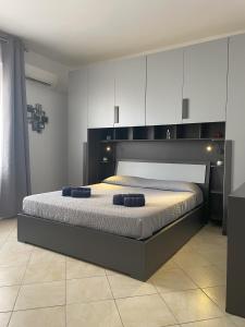 1 dormitorio con 1 cama grande y armarios blancos en Seaside Holidays, en Alghero