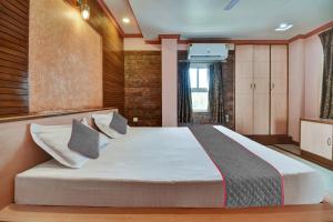 Een bed of bedden in een kamer bij Townhouse 1115 Hotel Fly View