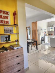 Η κουζίνα ή μικρή κουζίνα στο Agréable appart T4 avec Piscine à Pereybère.