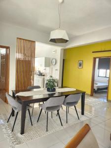 Χώρος καθιστικού στο Agréable appart T4 avec Piscine à Pereybère.