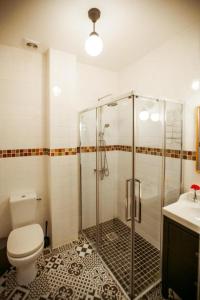 La salle de bains est pourvue d'une douche, de toilettes et d'un lavabo. dans l'établissement La Maison Gobert Paris Hotel Particulier, à Paris