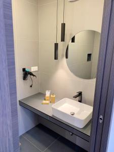een badkamer met een wastafel en een spiegel bij Apartments Cintya in Poreč