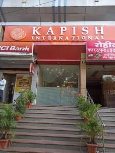 Kapish International Latur 2 km away from Bus stand & 500 mtr railway station في Lātūr: مطعم فيه درج امام مبنى