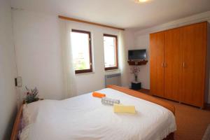 um quarto com uma cama branca com duas caixas em Apartment in Porec/Istrien 10068 em Poreč