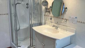 Welbeck Hotel & Apartments في دوغلاس: حمام مع حوض ودش