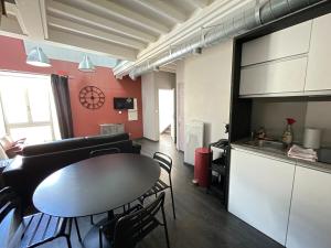 O bucătărie sau chicinetă la Duplex "Industriel" 1er étage résidence centre Bayeux jardin aménagé commun proche des plages du débarquement parking gratuit à proximité