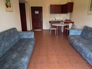 Posezení v ubytování LEMAS SUITE HOTEL