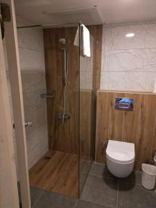 Koupelna v ubytování LEMAS SUITE HOTEL