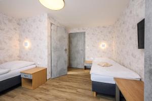 pokój z dwoma łóżkami i dwoma stołami w obiekcie Chata Cementár w mieście Podhorie