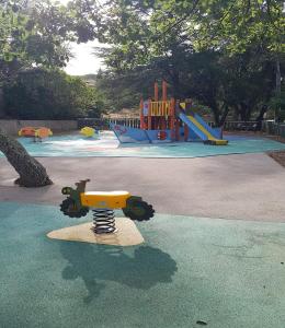 un parque infantil con un juguete en medio de un parque en Apparemment Vue Mer - 6 personnes - Golfe de Saint Tropez, en Grimaud