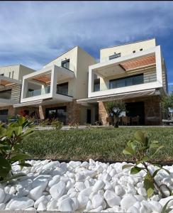 ニキティにあるNikiti Homes 100m from beachの裏庭家像