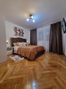 una camera con letto e pavimento in legno di Lovely flat with hot tube Cornelia a Corabia
