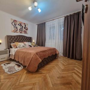 - une chambre avec un lit et du parquet dans l'établissement Lovely flat with hot tube Cornelia, à Corabia