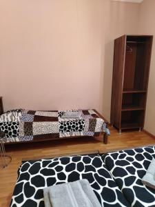 una camera con due letti posti su un pavimento in legno di Gia Home a Kobuleti