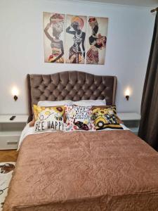 una camera con letto marrone con cuscini e poster di Lovely flat with hot tube Cornelia a Corabia